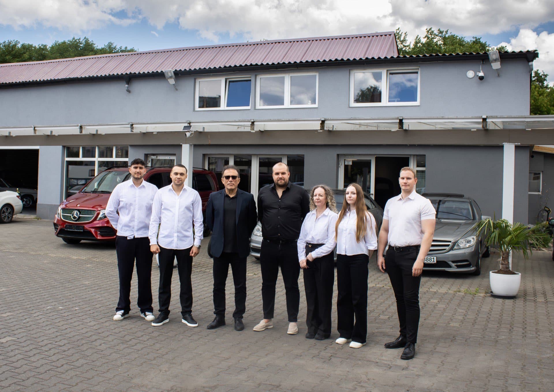 Team der König & Sohn GmbH vor dem Firmengebäude